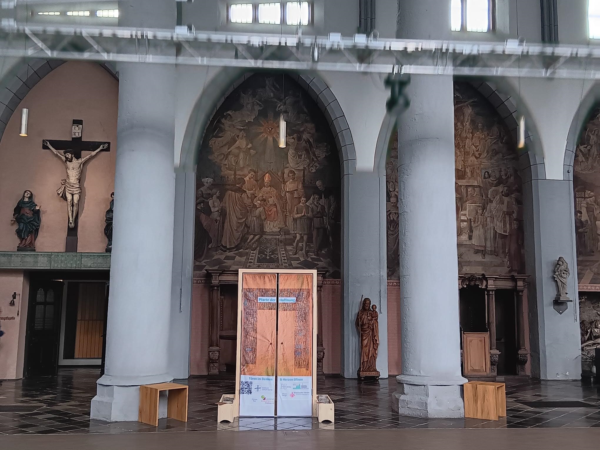 Die Pforte wirkt im kirchlichen Raum