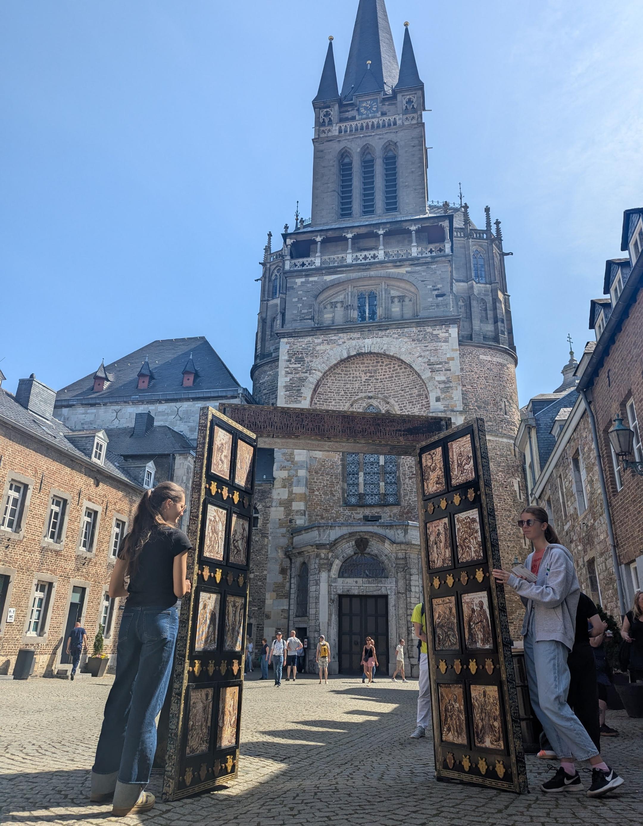 Pforte (Spectrum) vor dem Aachener Dom