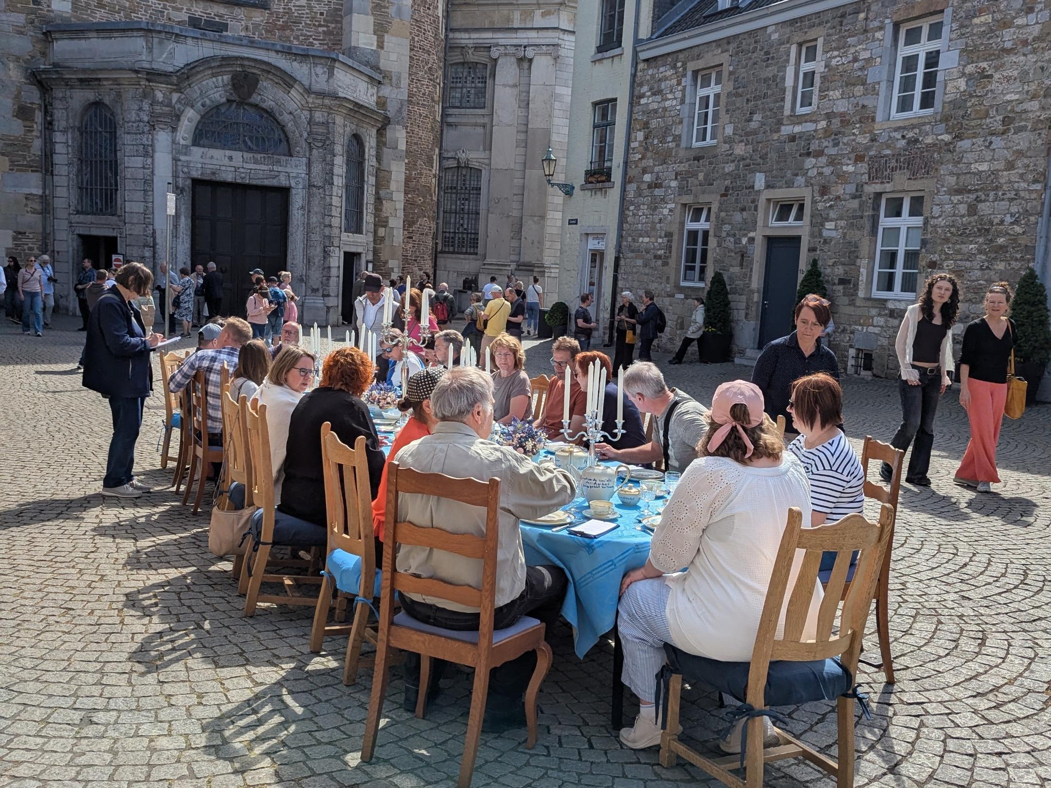 Spectrum - Partizipative Kunstaktion vor dem Aachener Dom