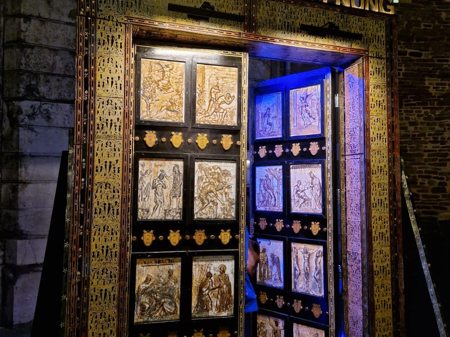 Anlässlich der Nacht der offenen Kirchen vor dem Aachener Dom