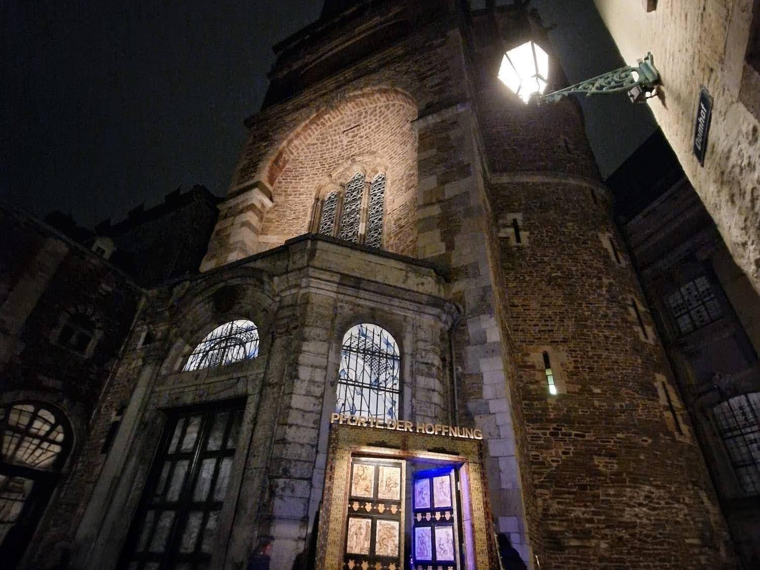 Pforte und Dom im Einklang